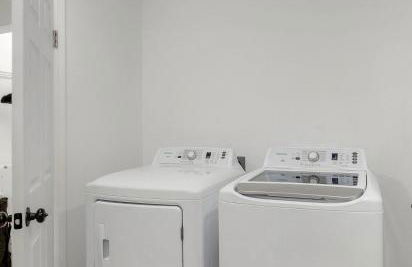 Spacious 4BD - Central Stay with Backyard & Games - Foto 25