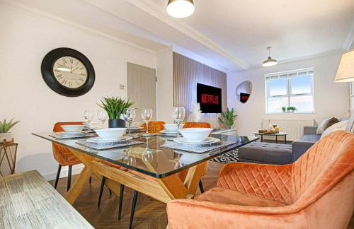 Grace House - Prime Location - Driveway Parking, Pool Table, Fast Wifi, Self Check-In and Smart TV with Sky TV and Netflix by Yoko Property - Photo 24