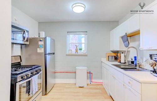 The Moose #8 - Modern Luxe Loft with King Bed & Free Parking & Wifi - Foto 13