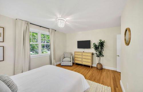 1 Story Family Home Half Mile to Beach with Patio , Grill, Office with Twin Beds, Peaceful Wooded Setting, Spacious Driveway, Garden Views, Walk to Shore, Perfect Cape Cod Getaway for Families - Foto 45