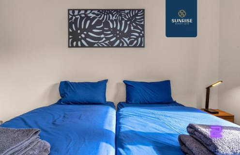 Muirton House 2 - INVOICE and REDUCED PRICE only via SUNRISE SHORT LETS DUNDEE, SLEEPS 8 has 4 Twin Bedrooms with 4 Car Parking, 2 Baths, 5 Smart TV, Fully Equipped, Garden, Free WiFi, and ONLY 9 Mins to STANNERGATE Ports - Foto 34