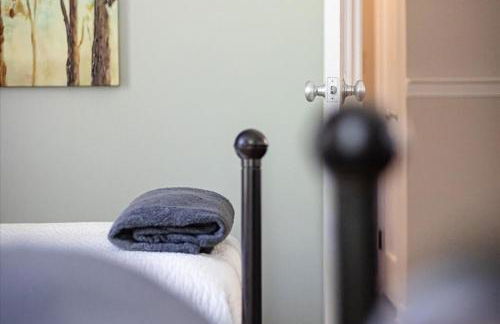 5BR Woodland Retreat on 7 Acres with a Pond - Foto 29