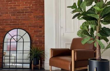 2 Bedrooms • Warm & Historic Stay • Free Parking - Photo 8