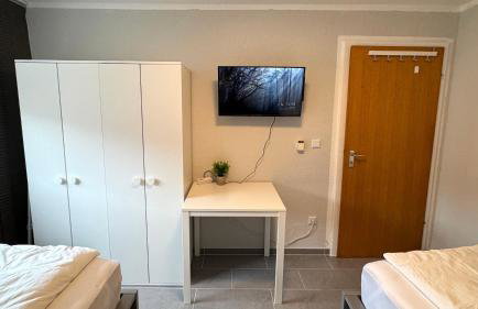 DUTTI'S HOME - Apartment B I 2 Rooms I 4 Beds I Kitchen I WiFi I TV I Parking I Autobahn - Foto 2