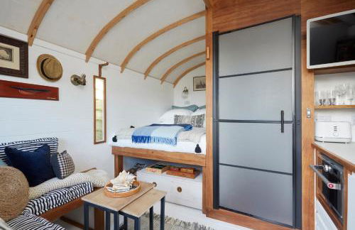 The Cabana Luxury Award Winning Tiny Home with Hot Tub and Private Garden 2 mins Walk to Ryde Beach - Photo 15