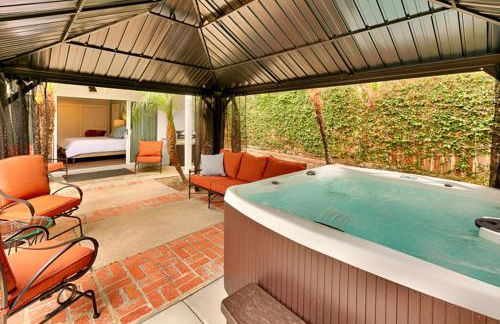 Shores Perfection - Spa, AC, Pet Friendly, Parking, Fire Pit & Massive Private Yard! - Foto 2