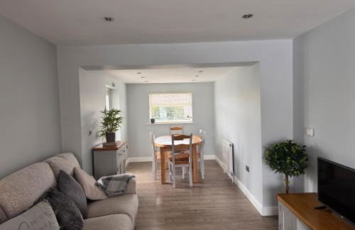 Pet-friendly - 2 Bedrooms Bungalow hot tub Parking - Foto 57