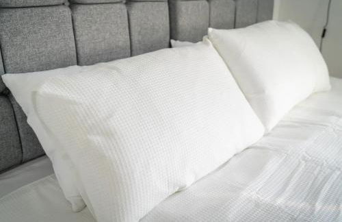 "FurnishedRentals Direct" WiggenHouse Stylish 3 Bedroom house Sleeps 8 with Free Parking, 2 Bathrooms, near to Watford High Street and Watford Football Stadium, Suitable for visiting Harry Potter Warner Bros Studio and London - Photo 17