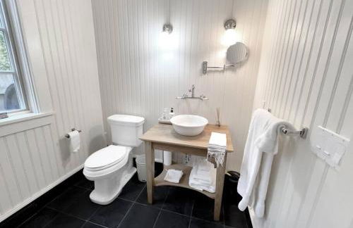 Cottage Retreat - Historic Cottage Home w Home Gym - Photo 12