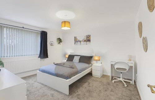 Spacious 4 Bedroom House with Parking - Foto 2
