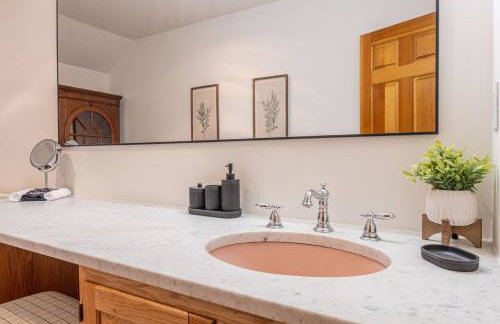 8BR Luxury Retreat with Hot Tub, Games, & Fire Pit - Foto 60