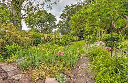 Charming Abode with Patio - Walk to Town and River! - Foto 22