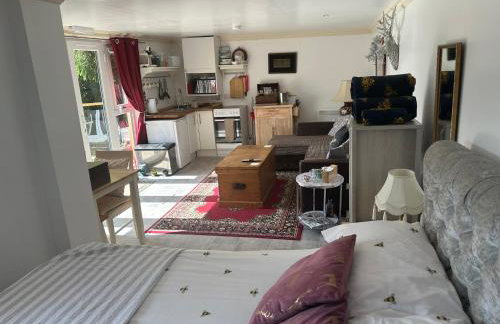 Unique Orchard Lodge for couples with hot tub - Photo 5