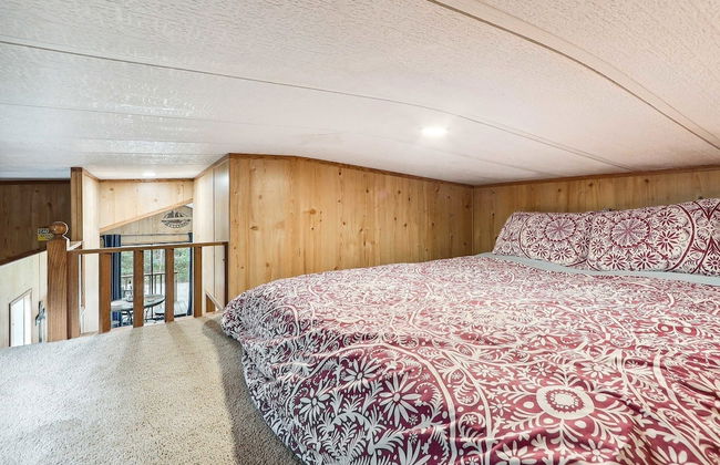 Cabin 10~ Cozy Toronto Lake Cabin ~ Walk To The Water 1 Bedroom Cabin by RedAwning - Photo 3