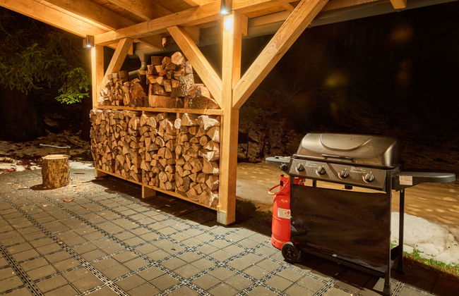 Luxe Timber Lodge & Relaxing Bath - Photo 28