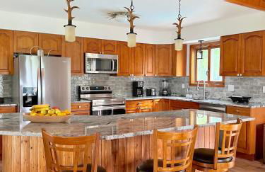 Stylish Mountain Chalet 15mins to Gore Mountain , Large Hot Tub, Playroom & Large Heated Pool - Foto 13