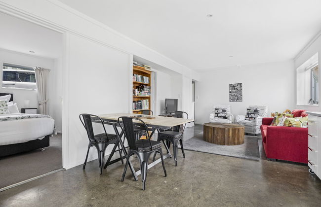 Bright 3-Bedroom Unit - WiFi & Parking - Photo 12