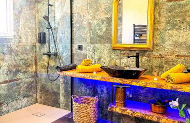 Love room jacuzzi La Villa Des Charmes - Photo 13