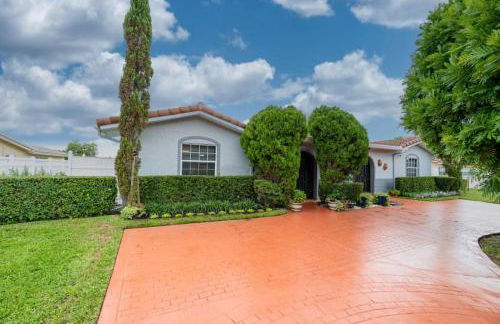 Three Bedroom Pool Home with Modern Interior Design - Foto 38