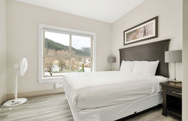 Harmony Haven 2BR Lakefront Suite - Photo 7