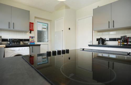 Homely ! Perfect for Contractors and Guests with Private off street parking - Foto 44