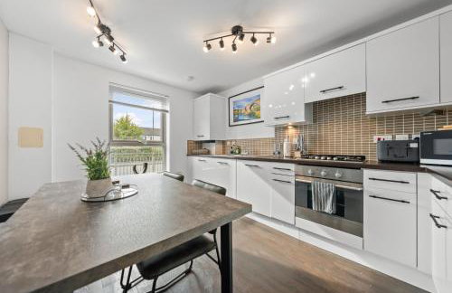 Modern Stirling Apartment - Free Parking - Photo 9
