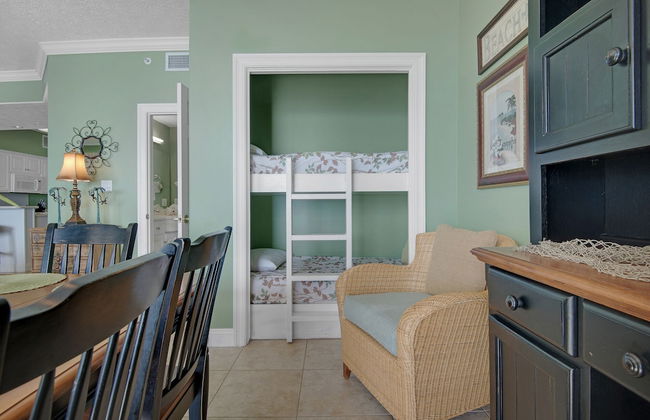 Tropical High-Rise Condo with Beachside Pool Access and Free Poolside WiFi - Unit 2004 by RedAwning - Foto 11