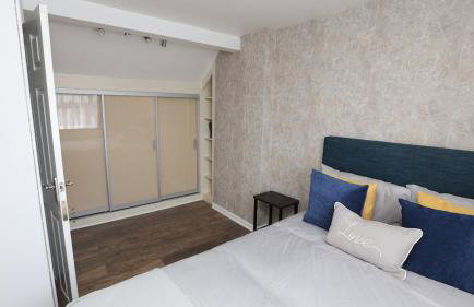 Modern 2 bed house in Enfield with private driveway parking - Photo 10