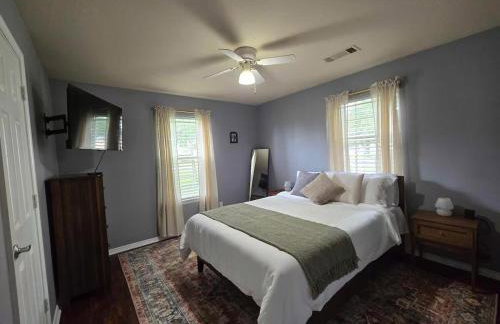 Pet Paradise on Main Fenced Yard Included - Foto 17