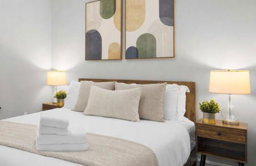 Modern Manhattan Haven Near Everything - Photo 12