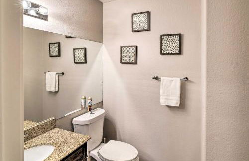 Contemporary Vegas Townhome with Community Pool - Foto 13