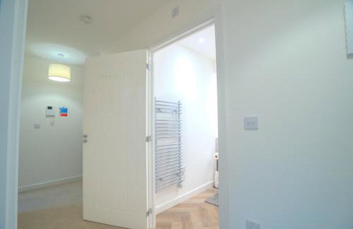 2 Bed Stylish Stay - By Holiday homes - Foto 16