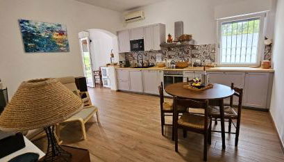Seaside Villa with Hot Tub, 5mins walk from the sea - Foto 3