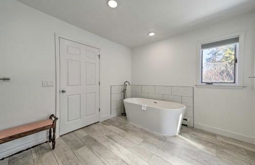 2 Living Areas, Tennis! Waterfront Suttons Bay Gem - Foto 22