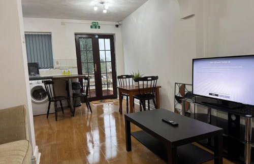 4 Beds House for Families & Contractors with Free Parking - Photo 24