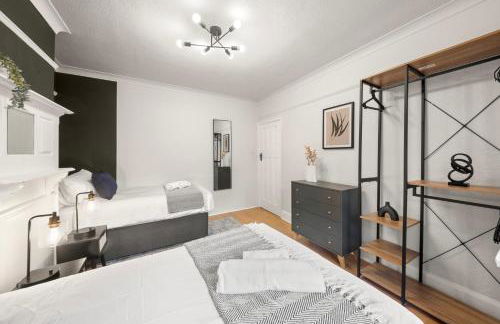 Acton 4BR House I Contractors I Families I Parking - Foto 7