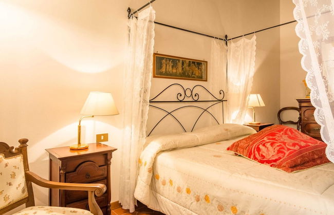 Holiday Home in Town Center with Pool, Garden, Hot Tub - Foto 3