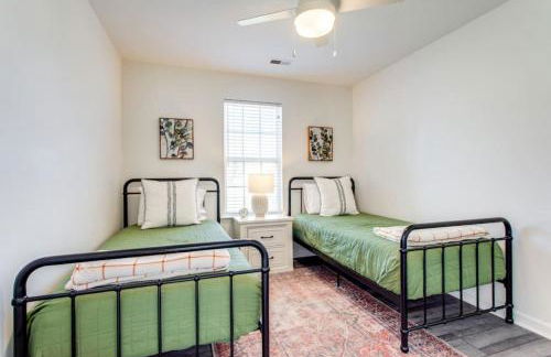 Game Room Fenced backyard Sleeps 10 Fire Pit - Photo 8