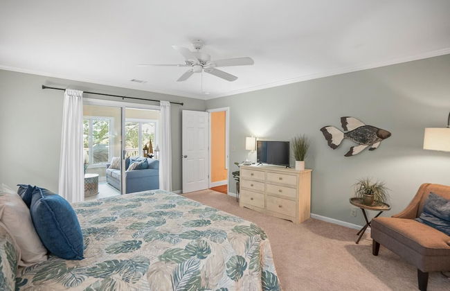 Stunning Marsh & Water Views in This Completely Renovated Three Bedroom Home - Foto 5