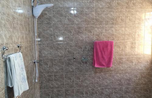 Casa com dois quartos,dois banheiros,sendo um, uma suíte,sala de estar cozinha e garagem - Foto 23