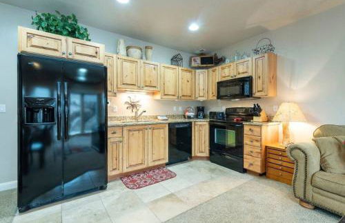 Lakeside Escape with Hot Tub - Foto 20