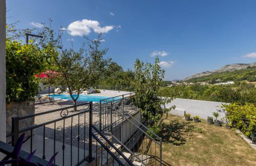 JOVI-relaxing, fenced, private, heated pool & view - Photo 29