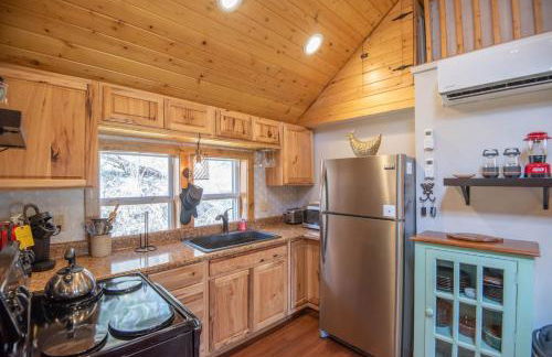 New River Views & Access - Hot Tub, Gazebo, Fire Pit, Next to Riverside Canoeing! - Foto 14