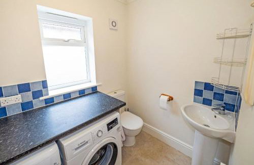 Central to town, 4 bedrooms, sleeps 8, parking for 4 plus cars - Foto 19