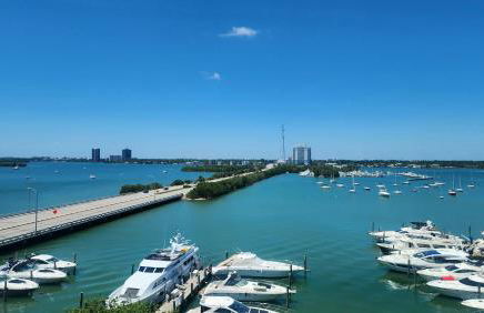 Bayfront Apartment Breathtaking Views- one bedroom w balcony- living room -Free Parking - Foto 10