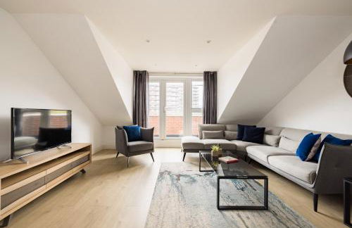 Staines City Centre by Charles Hope - Foto 37