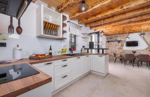 Villa Melary with Pool and Jacuzzi - Photo 7