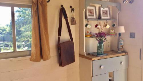 Outstandingly Situated Cosy Shepherds Hut - Foto 3, furniture