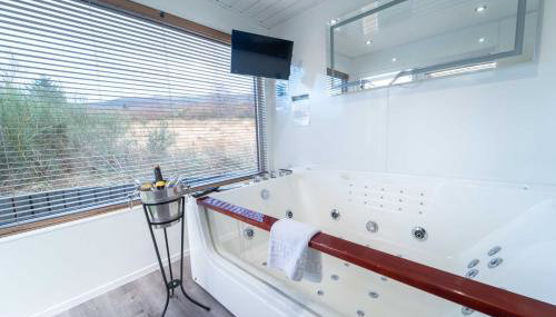 Ben View Pod and Jacuzzi Bath - Photo 2