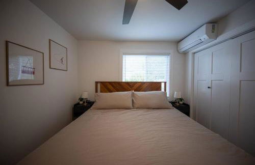 Centrally Located Cozy Modern Home in Bethel - Foto 34